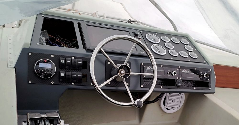 Instrumentpanel och reglagekonsol i metall, måttbyggd till en privatbåt.